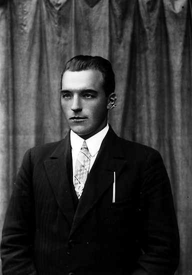 Sigvard Larsson, Örträsk, född 13/8 1903, död 4...