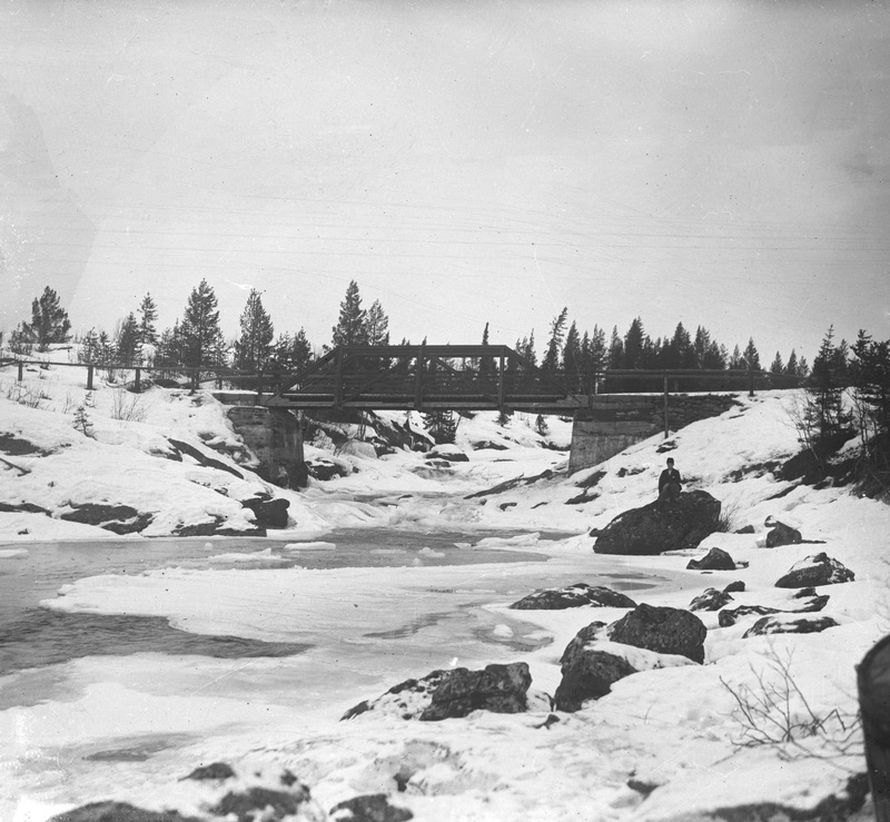 Gamla bron över Kirjisån i Slussfors omkring 1925.