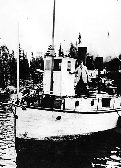 Ångbåten Malgomaj II med skepparen Janne Lundberg.