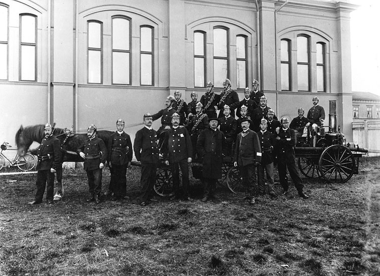 Umeå stads brandkår på 1910-talet. Mannen i hat...