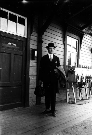Sigvard Edlund på Hällnäs station.