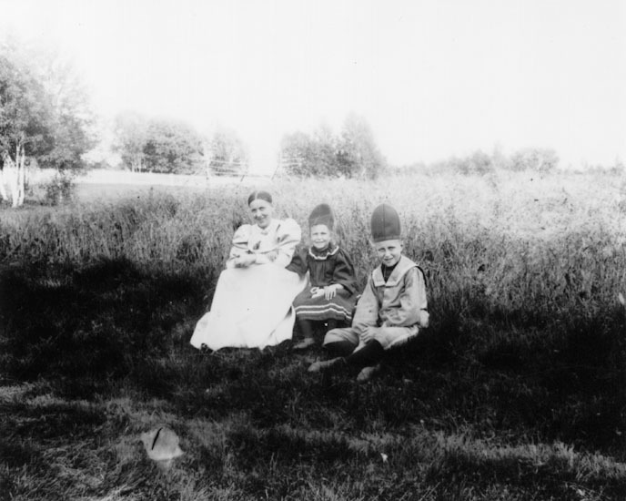 Lotten Dahlstedt med barnen Helge och Anna, ca ...