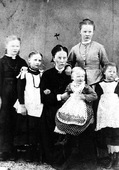 Fru Öberg med barnen.