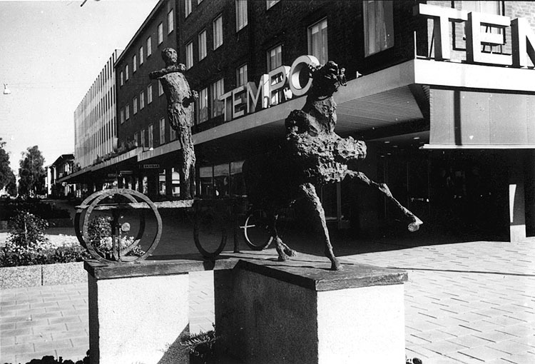 Skulptur av Asmund Ark. Uppsatt sommaren 1967.