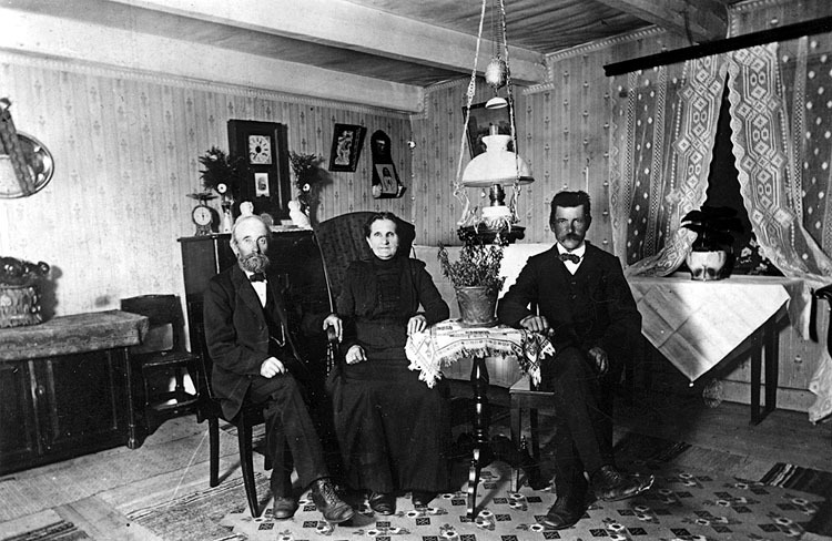 Olle Engman med maka och son då de bodde i Stor...