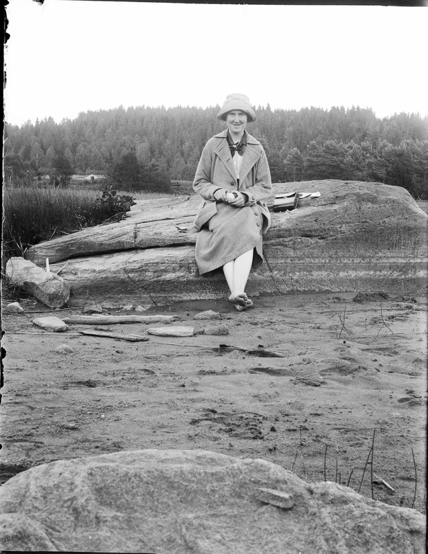 Maria Björkman på en klipphäll. Lycksele, 1910.