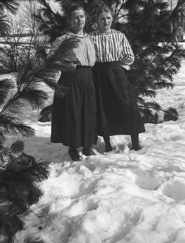 Hanna och Tekla Sandberg. Sunnanå 1919-1920.