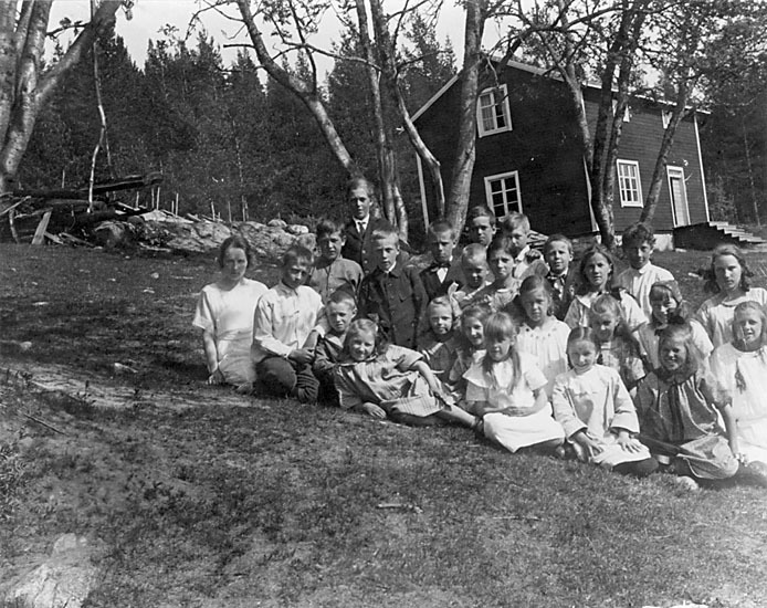 Skolklass framför skolan i Älglund på 1920-talet.
