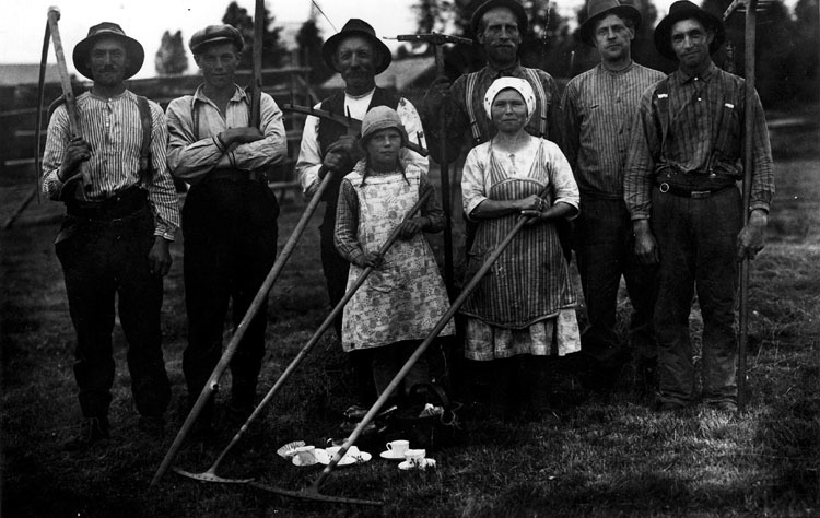 Slåtterfolk omkring, 1930.