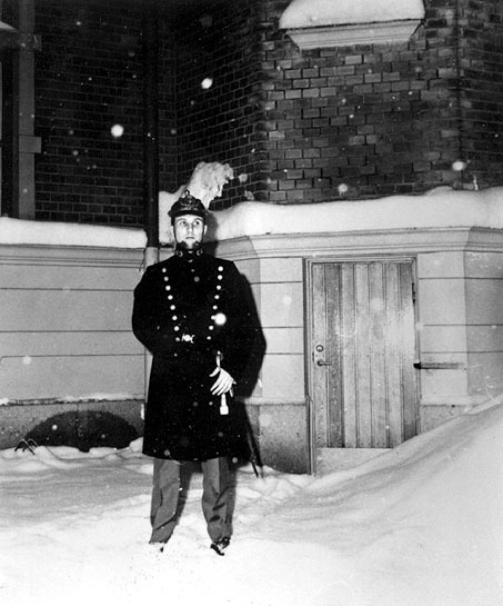 Polissekreterare Lund utanför Rådhuset ca 1975.