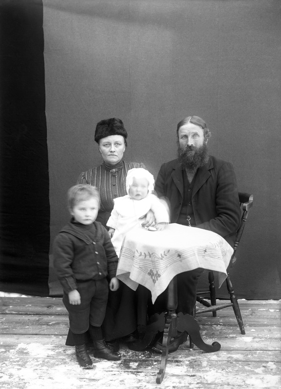 Familjen Pelle Asplund och Anna Asplund med sön...