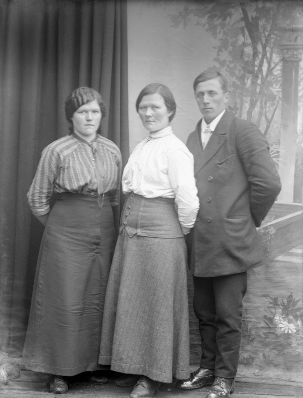 Stående från vänster: Nanny Byström, Saxnäs, sy...
