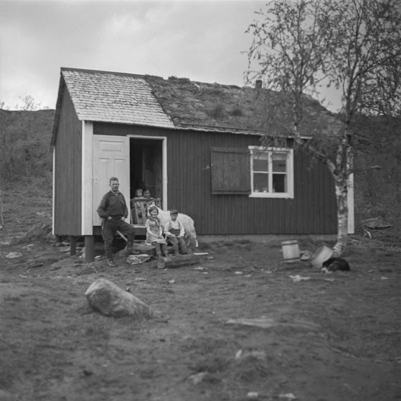 Anton Persson med familj i Ribovardostugan.