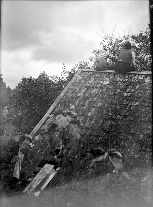 Två personer på ett tak, Rölanda, 1909.