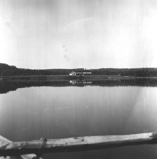 Utsikt från sjön mot Englunds gård.