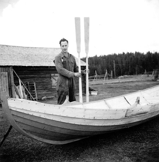 Esbjörn Gustavsson, Malgomajlandet, vid en båt ...