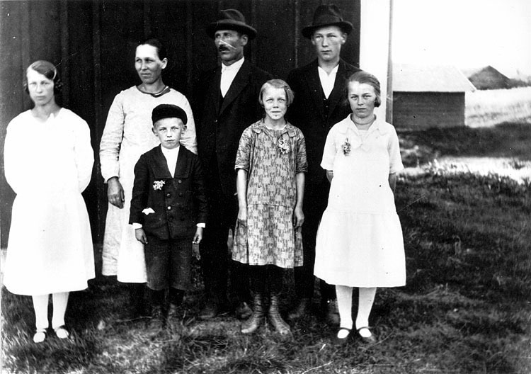 Konrad Jonsson med sin familj i Långbäcken. Frå...