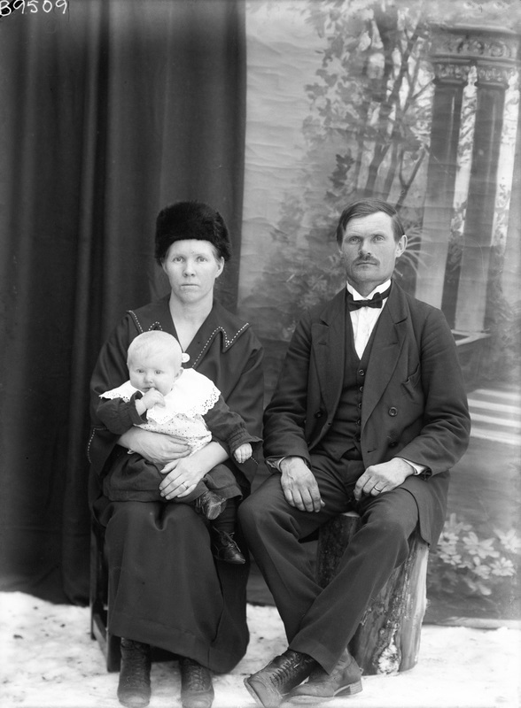Från vänster: Eugenia född Lindblad, lärarinna ...