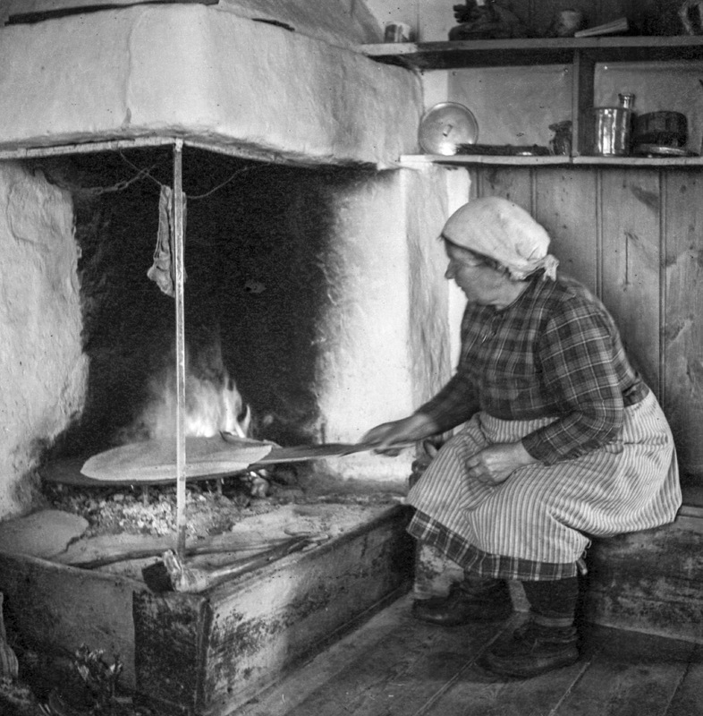 Matsjokkudden. Kvinna bakar tunnbröd.