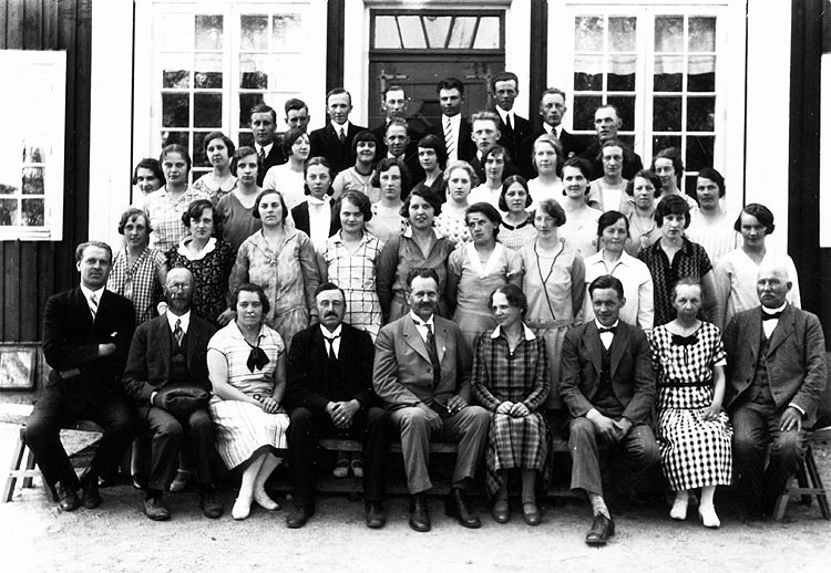 Folkhöskolans elever och lärare 1928. Tvåa från...