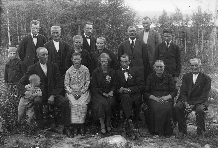 Från Olle Sjölunds bröllop i Lavsjö 1925. Gifte...