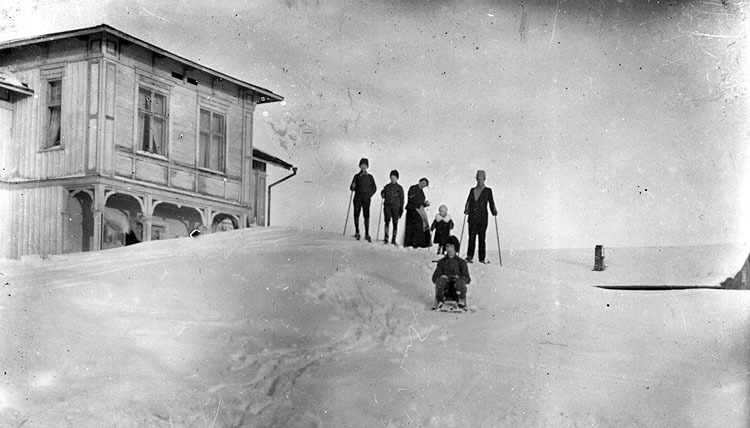 En snörik vinter omkring 1919-1920. Till vänste...