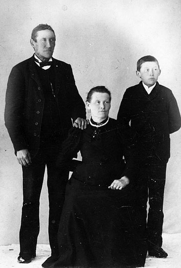 Karolina och P A Forsberg med sonen Hugo.