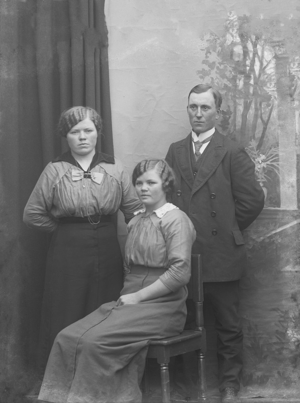 Från vänster: Alexine, gift med Vilhelm Brännlu...