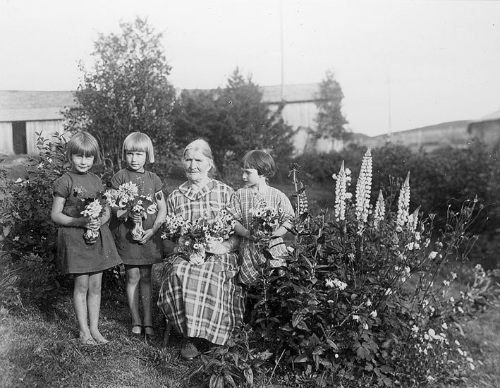 Karolina Öberg med barnbarnen t. v. en flicka G...