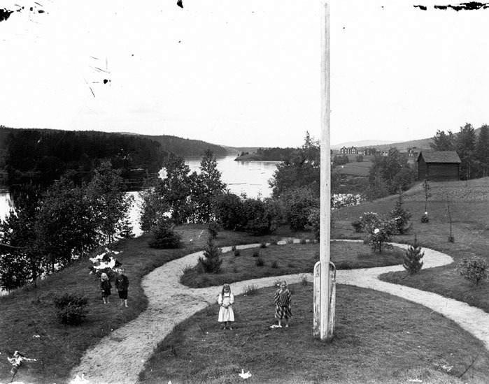 Trädgården hos Wejdmarks vid Umeälven 1912.