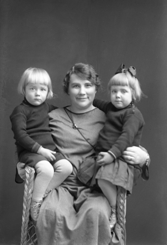 Betty Isaksson med sina döttrar, Hörnsjö