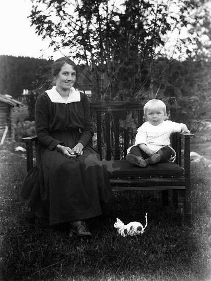 Svea Karlsson, Välvsjön, tillsammans med sonen,...