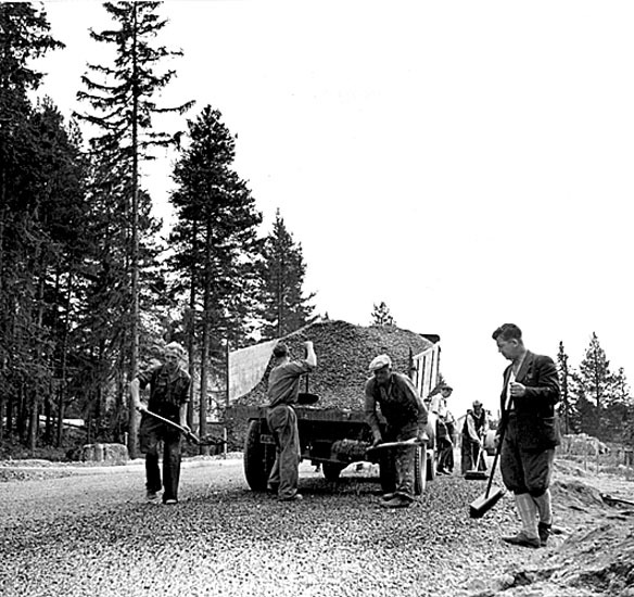 Volgsjövägen snyggas upp, 1951. Till höger arbe...