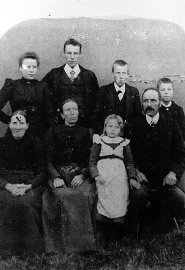 Svanabyn omkring 1902. Familjen från vänster: L...