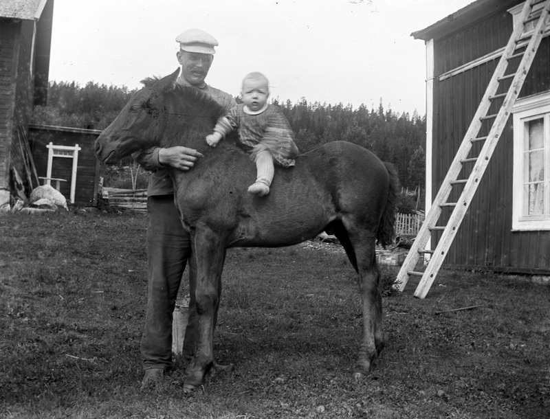 Artur Salomonsson med sonen Ivar på ett föl.