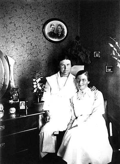 Martina Hällkvist och Ester Holmberg.