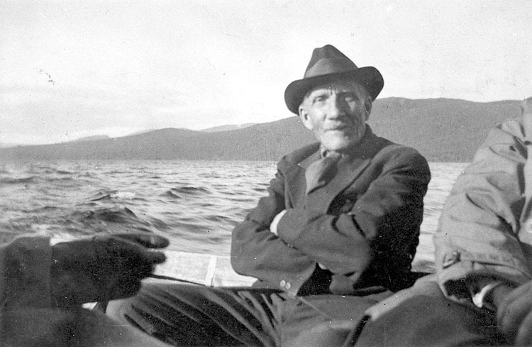 I båt på Kultsjön omkring 1938. Petrus Holmgren...