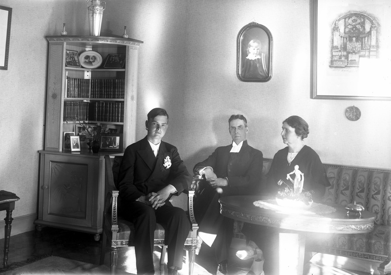 Komminister Herbert Forstedt med fru och son. B...