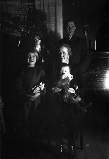 Elof och Göta Olofsson med döttrarna Marianne o...