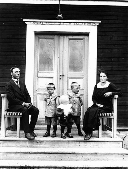 Hjalmar och Svea Karlsson med barnen fr¥n vänst...