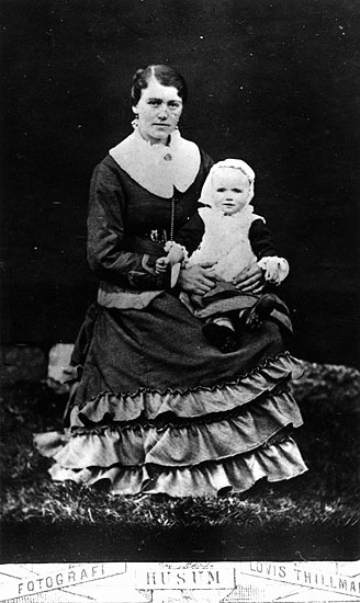 Fru Nanna Forsgren och dottern Elvira.