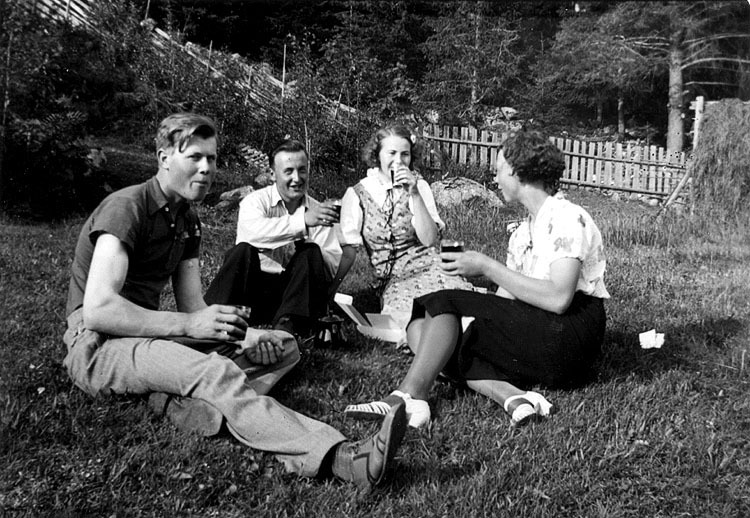 Till vänster sitter: Karl Nilsson, född 1920, g...