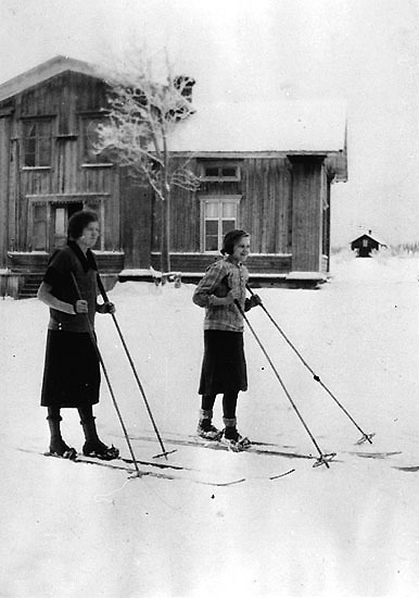 Utanför Emil Johansson gård i Lögda 1920-talet.