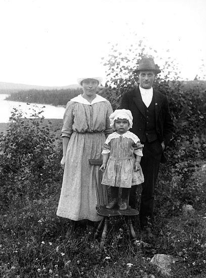 Hjalmar Lindberg med hustrun Hildur och dottern...