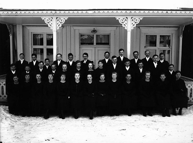 Konfirmander år 1922 vid prästgården i Örträsk....