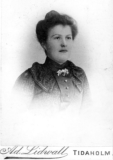 Lisa Erika Henriksdotter, född den 8 april 1886...