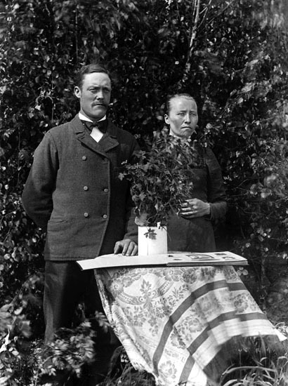 Hemmansägare Alfred Vesterlund med hustrun. Ytt...
