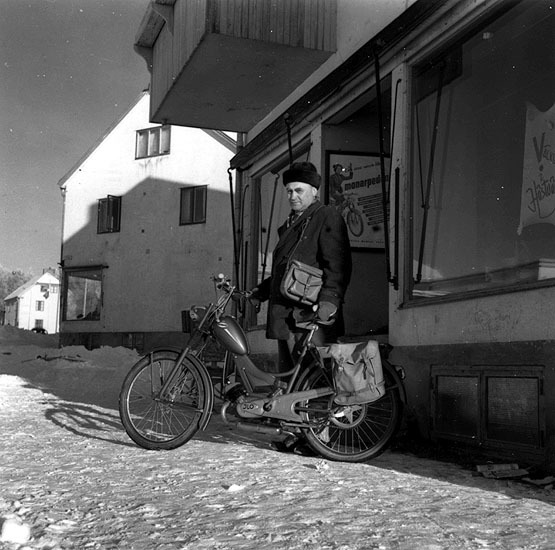 Mannen med mopeden står utanför Kjell Olssons c...