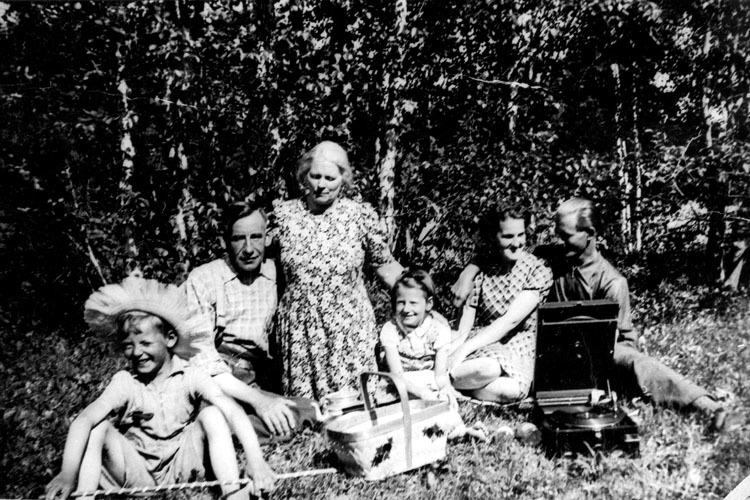 Artur och Augusta Eriksson med barnen. Bo och S...