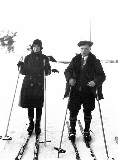 Helmer Pettersson med frun Conny på skidor.1928.